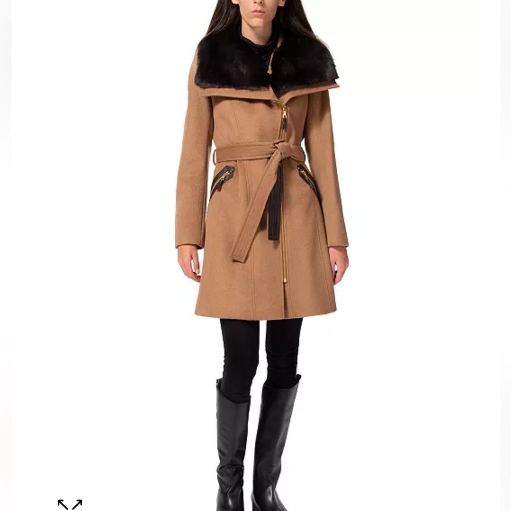Via Spiga
Asymmetrical Faux-Fur-Collar Coat